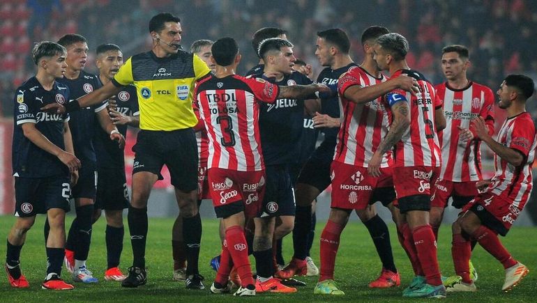 En varios momentos del partido hubo discusiones y tumultos entre los jugadores. Noche caliente en Avellaneda