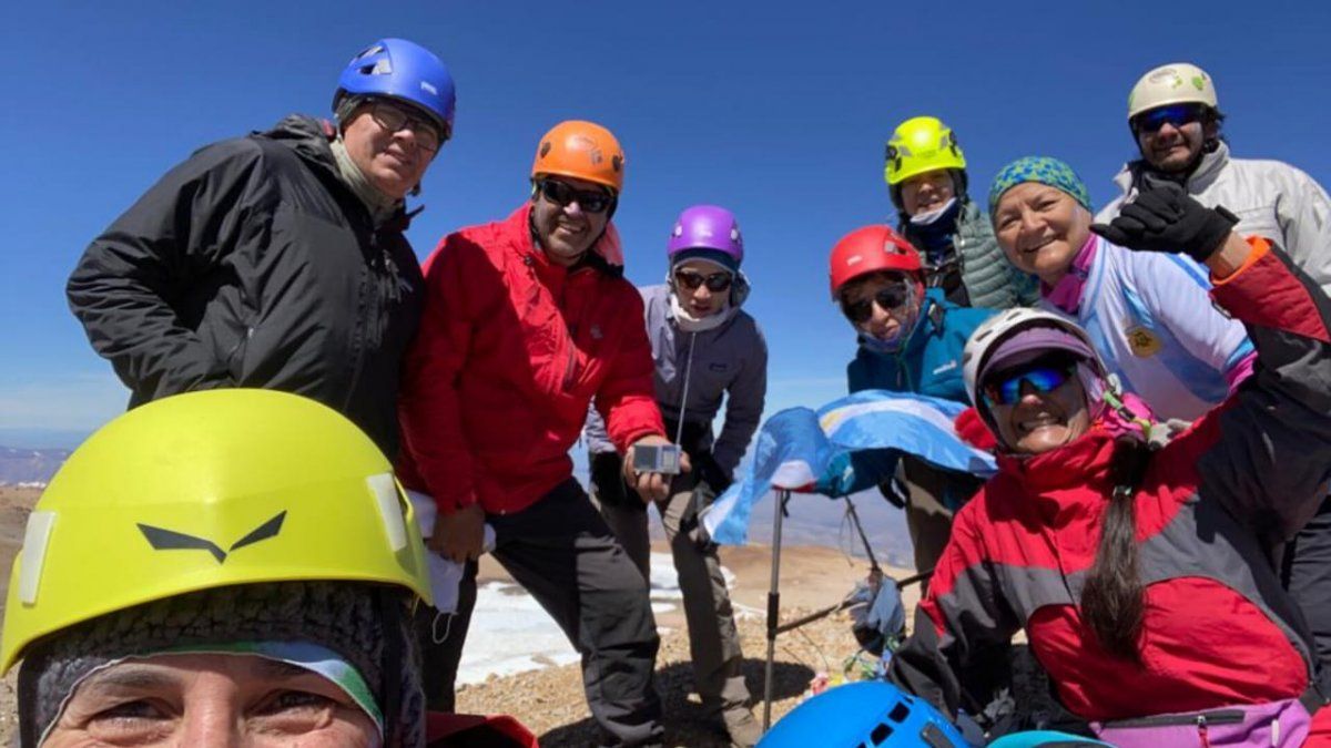 Los neuquinos que festejaron el triunfo de Argentina a 4.709 metros de altura thumbnail