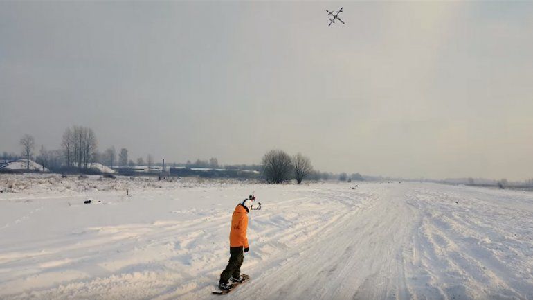 Hace snowboard arrastrado por un drone