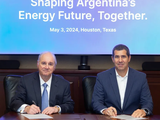 Anthony Petrello, presidente y CEO de Nabors; y Juan Garoby, COO de Vista, firmaron un acuerdo para que la segunda operadora de petróleo no convencional del país incorpore un nuevo perforador.