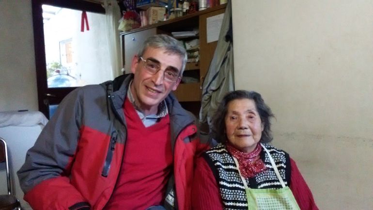 El periodista Abel Basti junto a Francisca Ojeda, la mujer que aseguró haber atendido a Hitler en el complejo Inalco.  