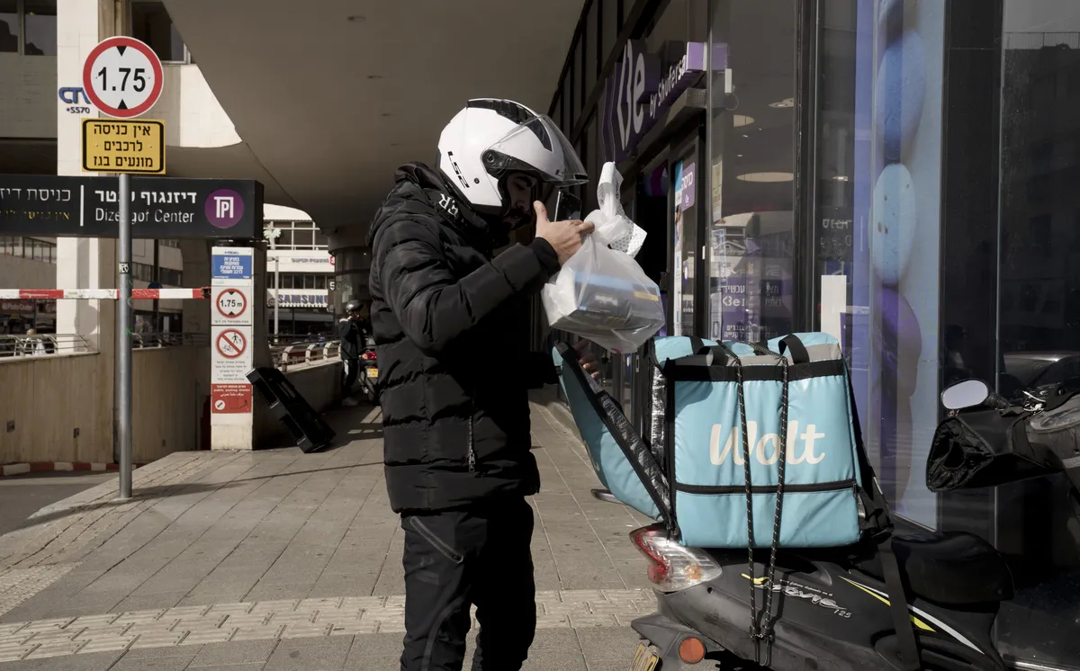 Cadete indignado por el insólito pedido de un cliente: Bajar la bolsa de basura