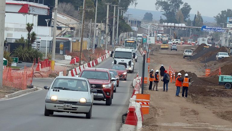 Miles de vehículos todos los días pasan por lso puentes que unene Neuquén con Cipolletti. Miles de vehículos todos los días pasan por lso puentes que unene Neuquén con Cipolletti.