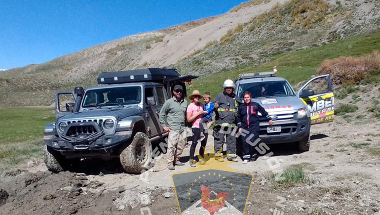 Una familia de turistas estadounidenses fueron rescatados gracias a un operativo conjunto de Policía y Bomberos Voluntarios en la peligrosa Ruta 53 del norte neuquino.