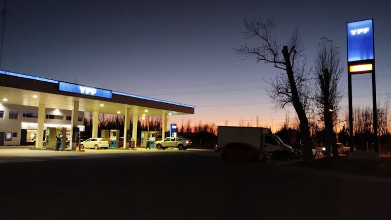 Se trasladaban al hospital de Plottier y tuvieron que cambiar la cubierta del auto en la YPF Se trasladaban al hospital de Plottier y tuvieron que cambiar la cubierta del auto en la YPF