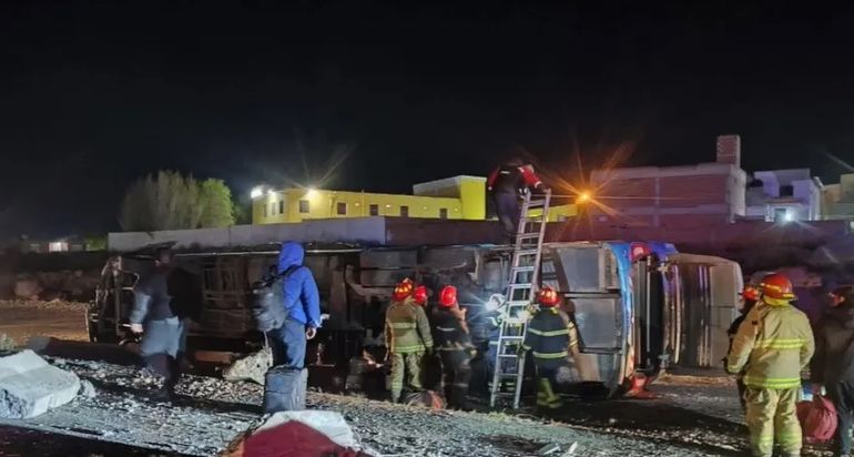 Bomberos trabajan tras el vuelco de un colectivo en Caleta Olivia, Santa Cruz. Bomberos trabajan tras el vuelco de un colectivo en Caleta Olivia, Santa Cruz.