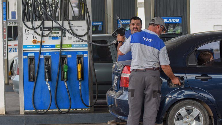 YPF se sumó a Axion y subió sus combustibles un 4%