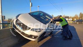 El auto quedó colgado en pleno puente. | LM Neuquen El auto quedó colgado en pleno puente.