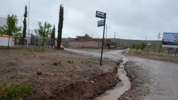 Calles destrozadas, algunas inundadas, y numerosos inconvenientes causó el fuerte temporal de lluvia en la ciudad de Neuquén. En dos dáis llovió poco más de 80 milímetros.