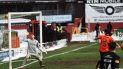 El neuquino Sporle la clavó en el ángulo de entrada en la Primera de Escocia.