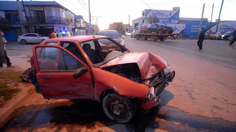 Se quiso adelantar y produjo un choque entre cinco autos: varias personas heridas