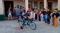 le robaron la bicicleta a una maestra y los alumnos le regalaron una nueva le robaron la bicicleta a una maestra y los alumnos le regalaron una nueva