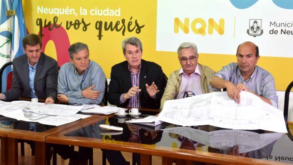 Miembros del Colegio de Ingenieros y autoridades municipales, ayer, durante una conferencia de prensa.