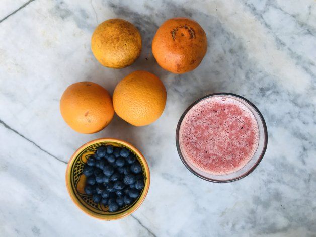Jugo natural de frutas: naranja, mandarina y arándanos