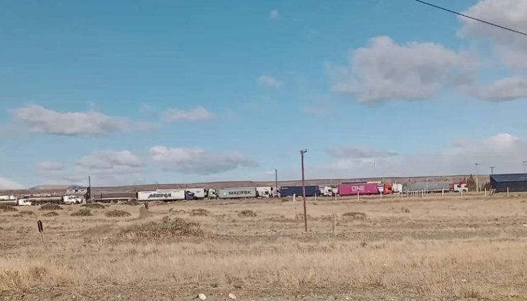 Cientos de camiones varados en Las Lajas esperan cruzar por el paso fronterizo Pino Hachado.&nbsp;