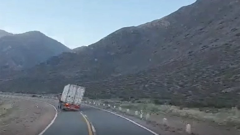 Espectacular vuelco de un camión de bananas en Alta Montaña