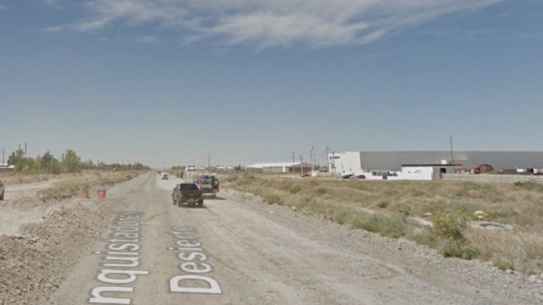 Hacía piruetas con su moto y terminó contra un camión: está grave