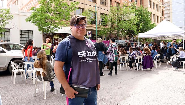 El secretario general de Sejun, Claudio Salazar en la protesta frente al TSJ. El secretario general de Sejun, Claudio Salazar en la protesta frente al TSJ.