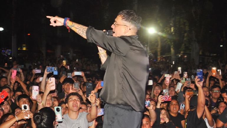 Seba Mendoza artista local que volvió y la rompió en la Expo Cultural de Mariano Moreno.