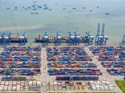 Comienza esta semana la destrucción de los más de 1.300 cntenedores de cerezas varados en el puerto de Nansha, China. Comienza esta semana la destrucción de los más de 1.300 cntenedores de cerezas varados en el puerto de Nansha, China.