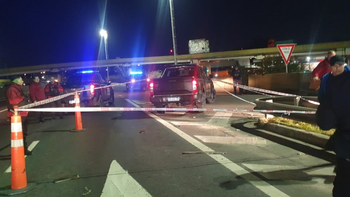 persecucion y mas de 20 disparos: intento atropellar a un policia y choco contra un camion
