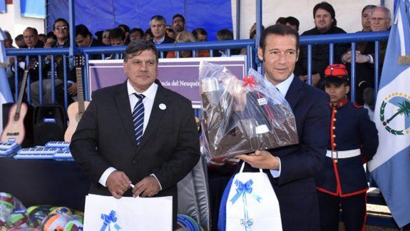 con inauguraciones y un colorido desfile, festejaron en huincul