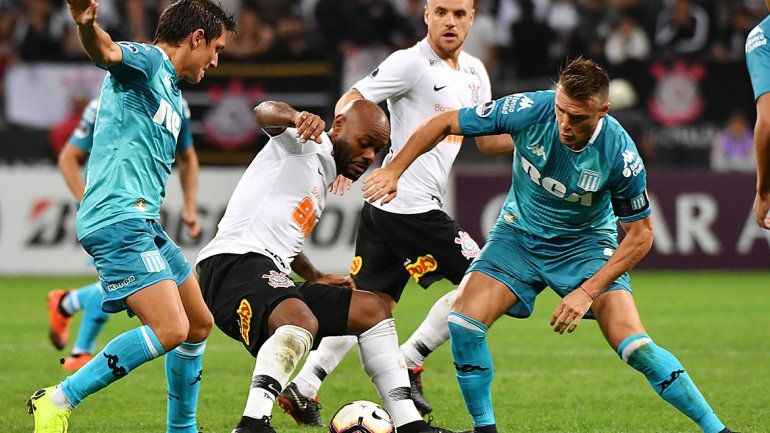 Racing festejaba en Brasil pero se le escapó en el final