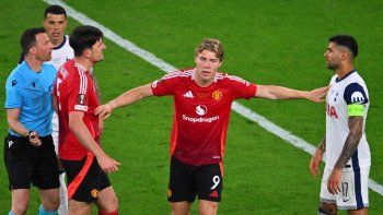 Maguire y el Cuti Romero se cruzaron en varias ocasiones durante el partido.