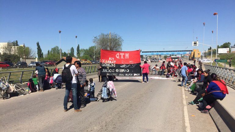 Se levantó la protesta de los desocupados en los puentes que unen Cipolletti y Neuquén 