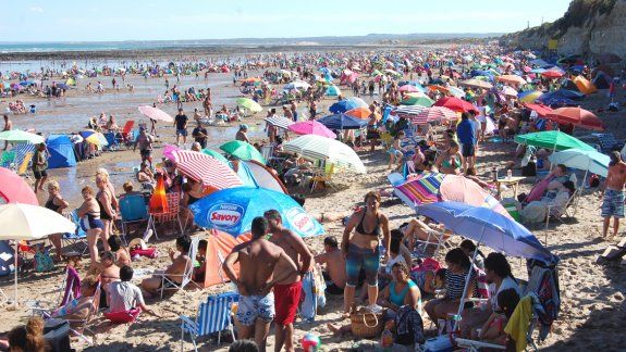 Aunque la playa luzca llena, en febrero el factor de ocupación de Las Grutas no es alto.