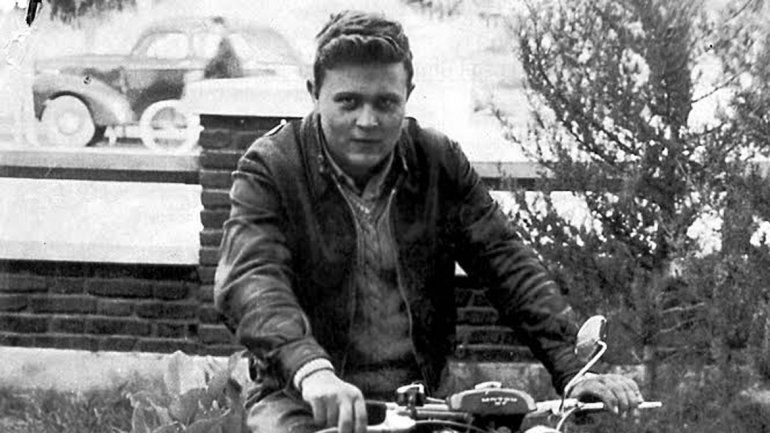 Un joven Osvaldo Soriano en el patio de su casa de Cipolletti donde vivía. Asistía a la ENET 1