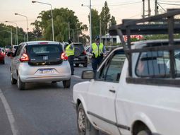 El vehículo Fiat Cronos presentaba el número de chasis adulterado, los stickers de seguridad retirados y los grabados en los cristales estaban reemplazados con el dominio falso. El vehículo Fiat Cronos presentaba el número de chasis adulterado, los stickers de seguridad retirados y los grabados en los cristales estaban reemplazados con el dominio falso.