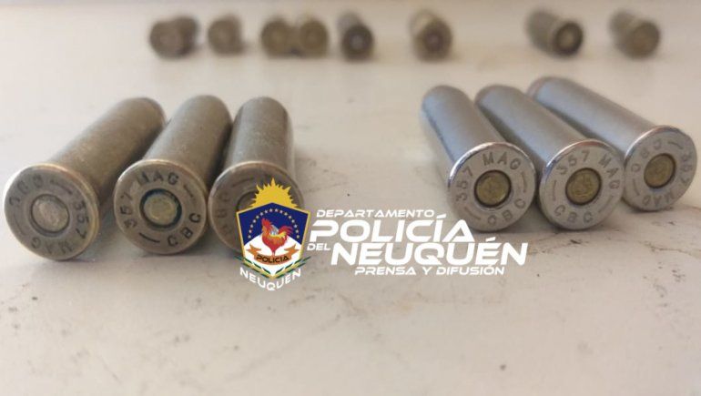 A raíz de la violenta agresión contra un joven de 22 años, la Policía realizó un allanamiento en el que lograron secuestrar municiones de diferentes calibres y droga.