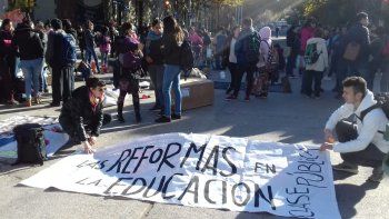 acampe: ahora estudiantes se quejan por vaca muerta acampe: ahora estudiantes se quejan por vaca muerta