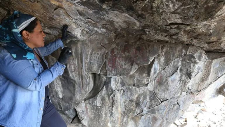 Una vecina de Zapala encontró la cueva con arte rupestre y dio inmediato aviso.