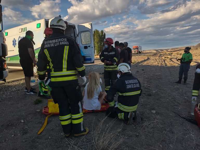 La camioneta volcada en Junín de los Andes