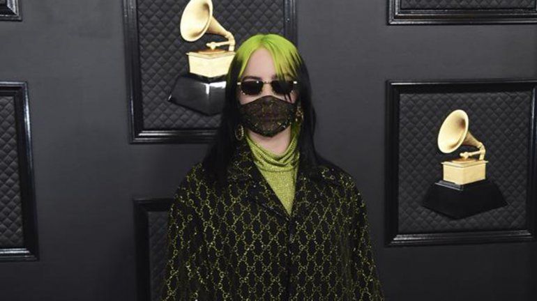 La británica Billie Eilish la rompió en los premios Grammy
