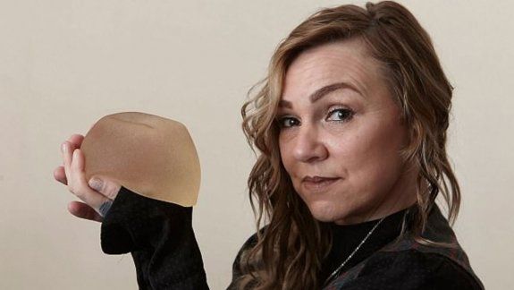 Tonia Rossington no aguantaba más los implantes mamarios pero no tenía las 3000 libras para la cirugía. Entonces, buscó en Google todos los detalles y se animó a operarse a sí misma.