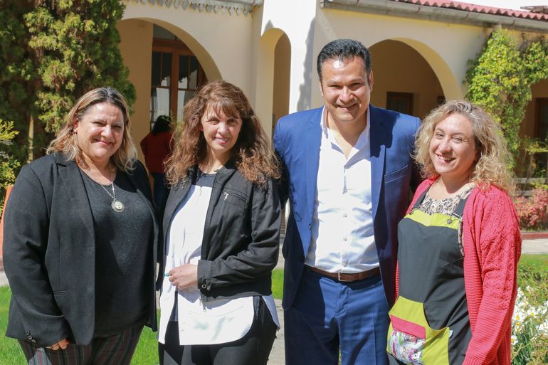 El ministro Osvaldo Llancafilo junto a directivas de la Escuela de Los Hornos. El ministro Osvaldo Llancafilo junto a directivas de la Escuela de Los Hornos.