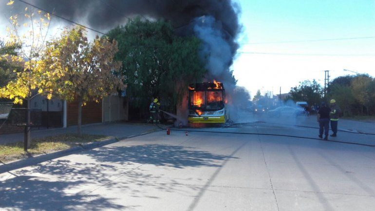 Se incendió un colectivo con pasajeros en el Oeste