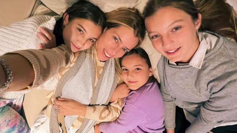 Nicole Neumann y sus hijas