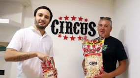 Lucas y Alejandro, detrás del éxito del pochoclo neuquino /. Foto Claudio Espinoza