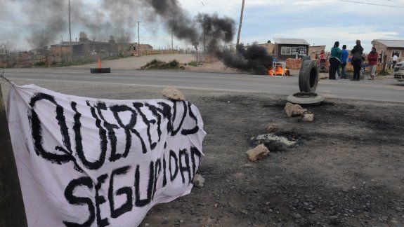 Ayer vecinos de Ruca Antú cortaron un tramo del derivador entre la Ruta 7 y la Autovía exigiendo un destacamento. En Santa Genoveva harán un relevamiento con estudiantes de la universidad.