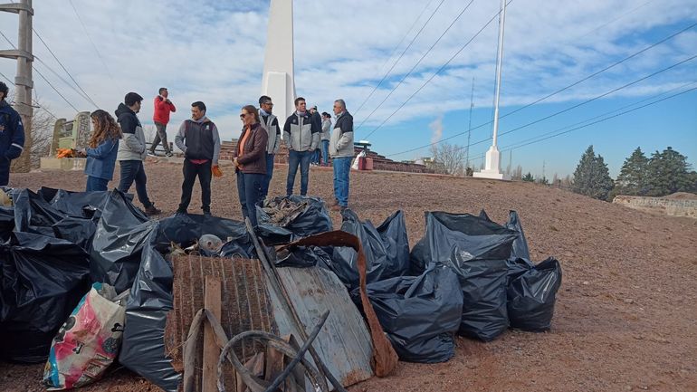 Limpiaron la costa del río Neuquén y recolectaron 25 bolsas de basura
