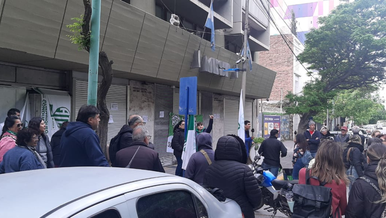 Trabajadores nucleados en ATE realizan un corte en reclamo por la apertura de paritarias.