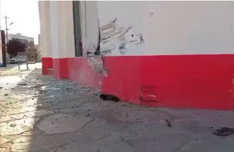 El comercio de Trelew con la vidriera rota y las marcas del auto que impactó contra la ochava cuando corría una picada. El comercio de Trelew con la vidriera rota y las marcas del auto que impactó contra la ochava cuando corría una picada.