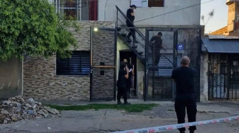 Macabro crimen en Rosario:  mató a su madre y la pareja de ella y se escapó