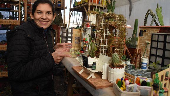 La emprendedora de Neuquén que fabrica mundos en miniatura