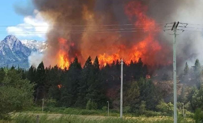 El incendio en Epuyen causa numerosos daños