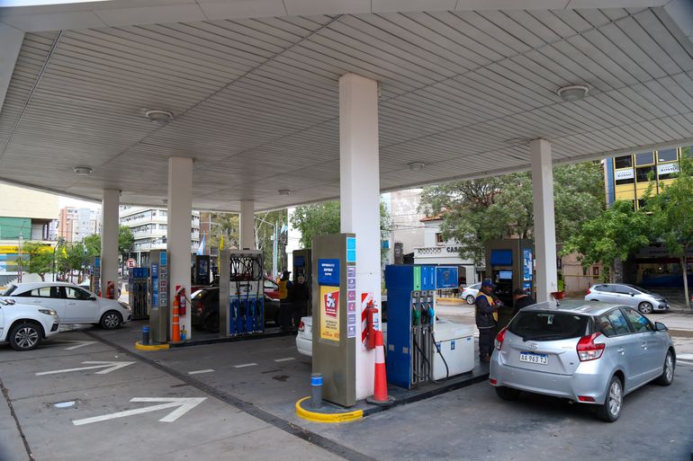 Por los cortes en la refinería de Plaza Huincul, los expendedores de la capital provincial de YPF tuvieron problemas con la provisión.